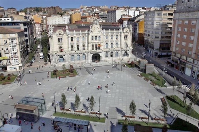 Archivo - Edificio y plaza del Ayuntamiento de Santander.-ARCHIVO