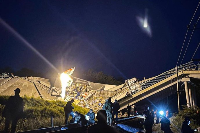 RÚSSIA, REGIÃO DE BRYANSK - 1º DE JUNHO DE 2025: O desabamento de um viaduto provoca o descarrilamento de um trem de passageiros de Klimov para Moscou