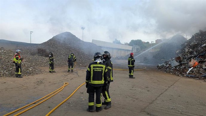 Bomberos de la Comunidad de Madrid extinguen un incendio declarado en una planta de reciclaje de siderurgia de Villa de Vallecas