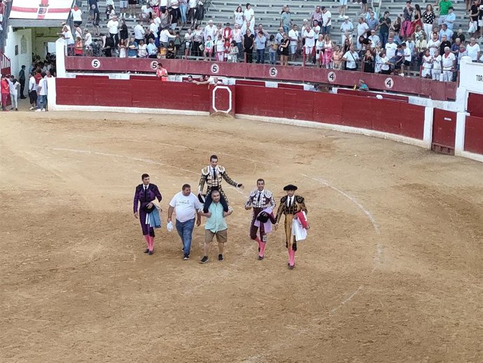Archivo - José María Manzanares a hombros en la corrida de toros de Calahorra