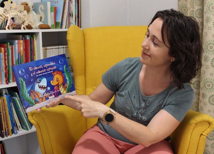 La periodista Ana Belén Marchal debuta en la literatura infantil con El tiburón explorador y el caballito intrépido, editado por Apuleyo Ediciones e ilustrado por María Trigueros Pérez.