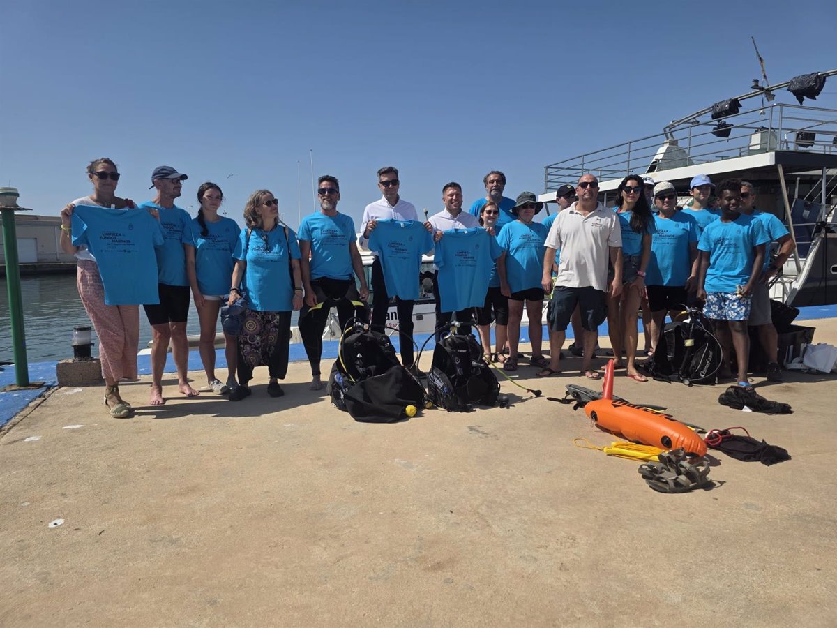 Retiran unos 2.000 kilos de basura marina en la IV edición de Macro Limpieza de Fondos Marinos en la Región de Murcia