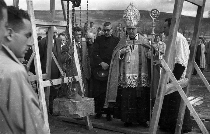 Bendición y colocación de la primera piedra del barrio pamplonés de la Txantrea