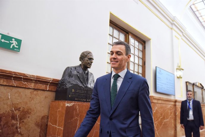 O Presidente do Governo, Pedro Sánchez, durante uma sessão de controle do Governo, no Congresso dos Deputados, em 21 de maio de 2025, em Madri (Espanha). Durante a sessão de controle, os grupos parlamentares PP e VOX perguntaram ao governo sobre o