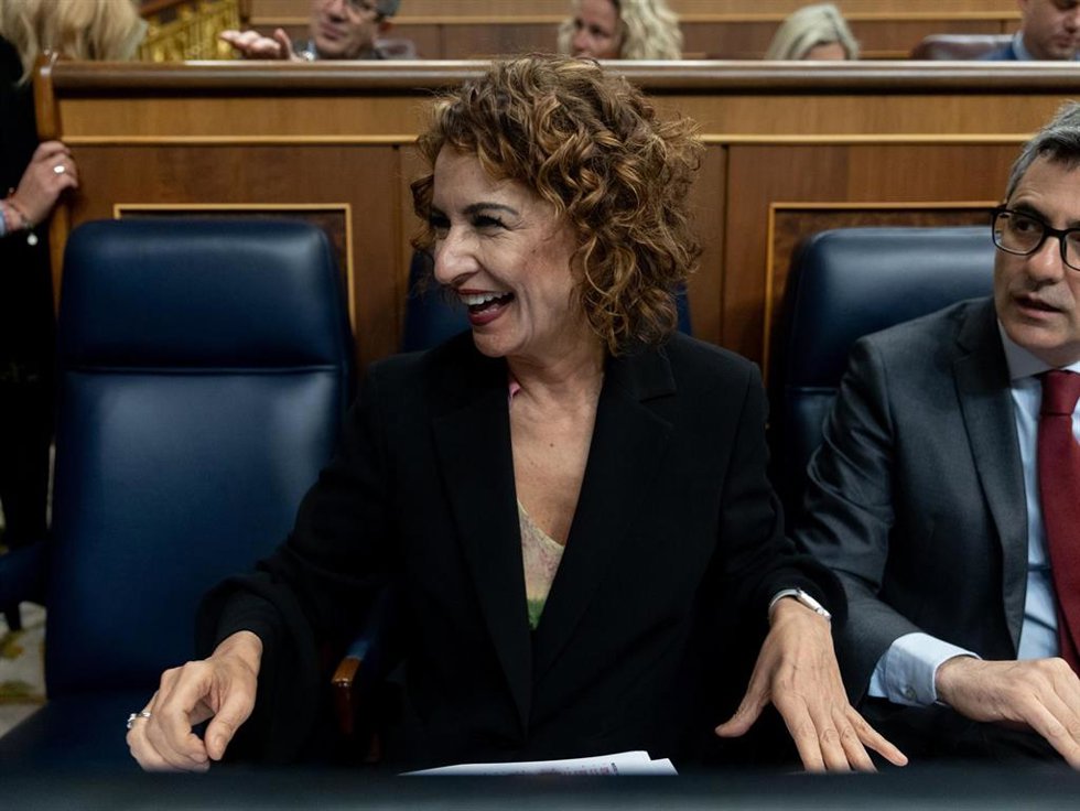 Archivo - La vicepresidenta primera y ministra de Hacienda, María Jesús Montero, durante una sesión de control al Gobierno, en el Congreso de los Diputados, a 9 de abril de 2025, en Madrid (España).