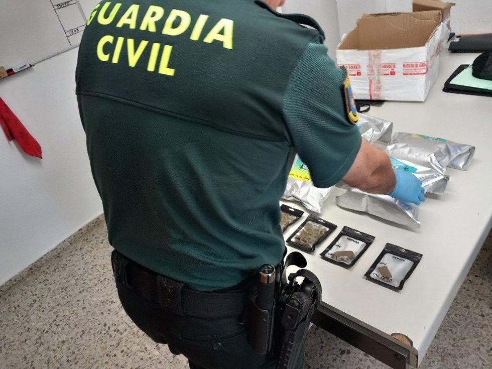 Un agente coloca las sustancias incautadas en el comercio de CBD de la comarca de Sobrarbe, en Huesca