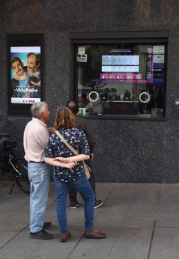 Archivo - Varias personas miran la programación de los cines Callao, el primer día de la 19ª edición de la Fiesta del Cine, a 3 de octubre de 2022, en Madrid (España). Los espectadores deben conseguir una acreditación en la web oficial de la fiesta del ci