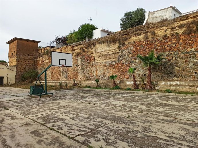 Archivo - Pista de baloncesto al pie de la muralla almohade de San Juan