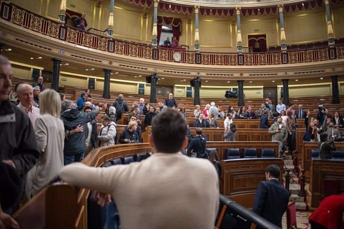 Archivo - Ciudadanos en el hemiciclo durante la Jornada de Puertas Abiertas, en el Congreso de los Diputados, a 29 de noviembre de 2024, en Madrid (España). Durante hoy y mañana, 30 de noviembre, se celebran en el Congreso las 28ª Jornadas de Puertas Abie