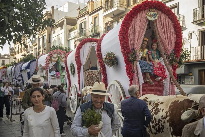Archivo - Carretas de la Hermandad del Rocío de Triana camino a la aldea almonteña.
