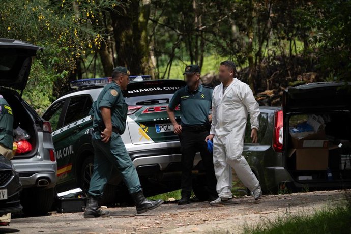 Axentes da Garda Civil no lugar no que se atoparon os corpos, a 31 de maio de 2025, en Campo Lameiro, Pontevedra, Galicia (España). 