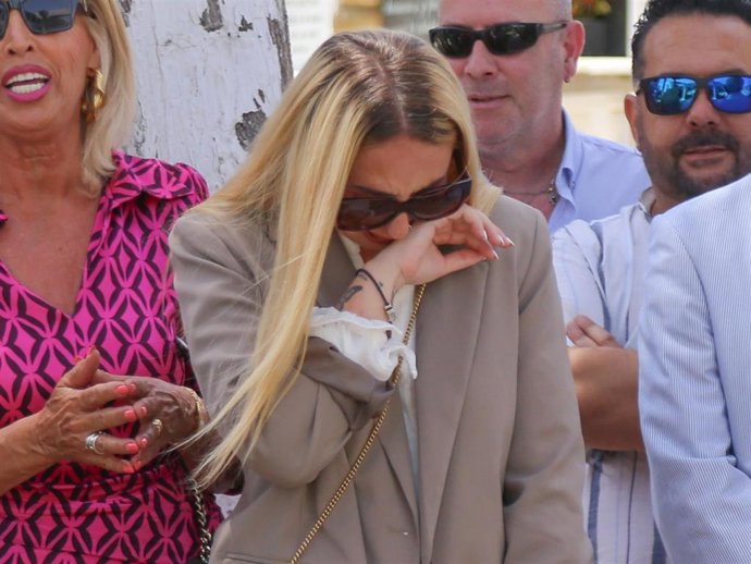 Rocio Flores en el Cementerio Municipal de San José durante el 'XIX Día Internacional' en homenaje a Rocío Jurado.A 31 de Mayo de 2025 en Chipiona (España).