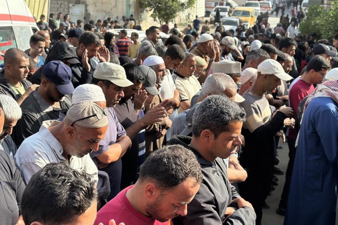 June 1, 2025, Khan Yunis, Gaza Strip, Palestinian Territory: Palestinians mourn the loss of their loved ones killed in Nasser Hospital for after Israeli soldiers opened fire at Palestinians trying to reach the points where US aid is distributed west of Ra