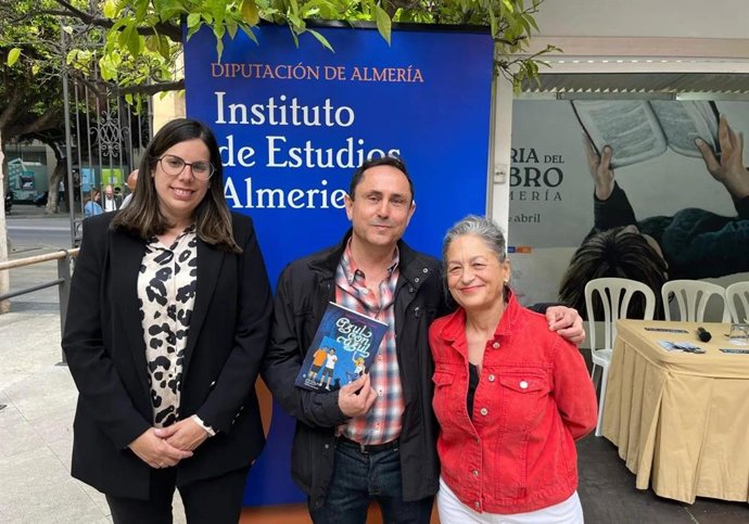 La diputada provincial Almudena Morales, junto a los autores durante la presentación del libro 'Azul con azul', editado por el IEA en el marco de la Feria del Libro de Almería.