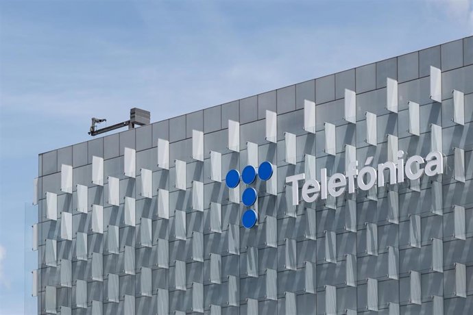 Fachada del edificio de Distrito Telefónica, a 20 de mayo de 2025, en Madrid (España).