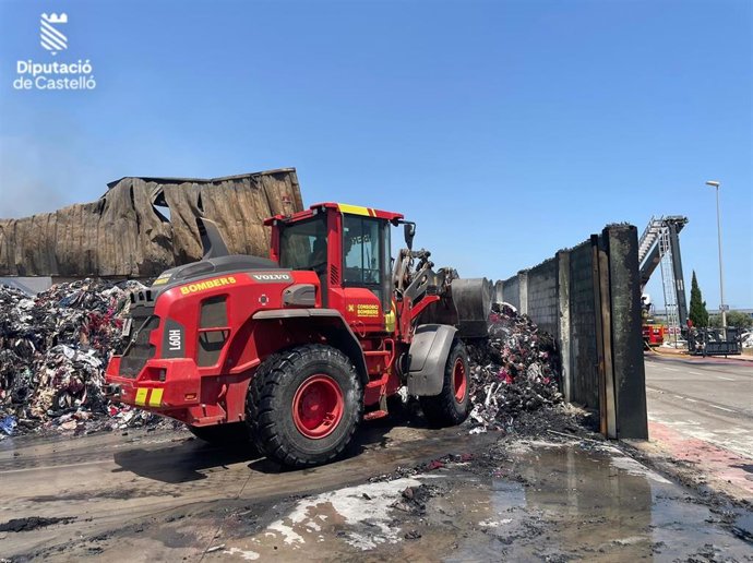 Bomberos dan por controlado el incendio industrial de Almassora