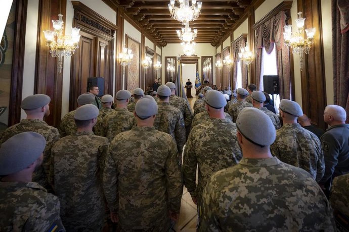 Militares ucranianos escuchan un discurso del presidente del país, Volodimir Zelenski 