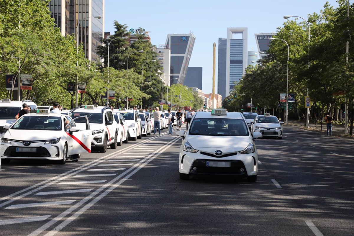 El regulador rechaza una denuncia de taxistas que se quejaban de que Cabify no cumplía los 15 minutos de precontratación