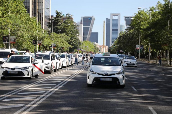 Taxis parados en el Paseo de la Castellana, durante una marcha de taxis en el Paseo de la Castellana, a 28 de mayo de 2025, en Madrid