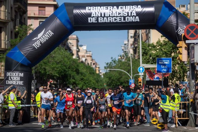 Sortida de la primera Cursa Antiracista de Barcelona