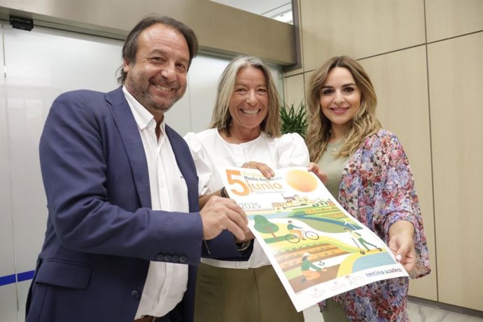 Daniel García-Ibarrola, Isabel Albás y Narci Ruiz presentan la programación con motivo de la Semana del Medio Ambiente.