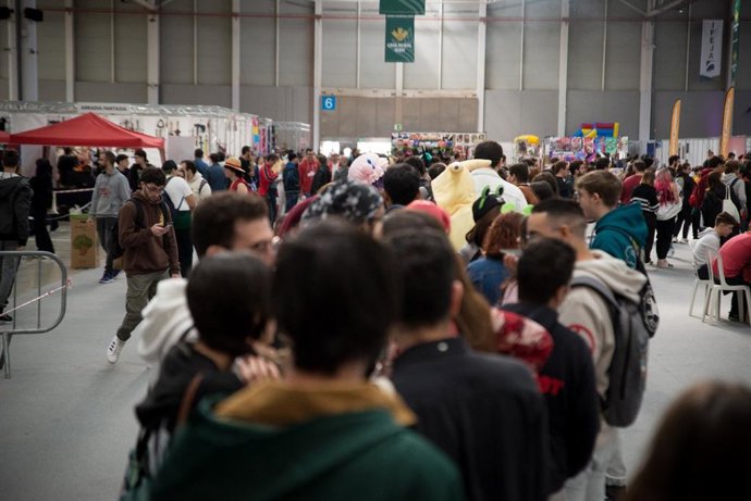 Jóvenes asistiendo al 'Mangafest' en Jaén.