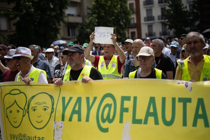 Várias pessoas durante uma homenagem às pessoas que morreram em lares de idosos durante a pandemia de covid-19 na Comunidade de Madri, na Plaza Juan Goytisolo, em 1º de junho de 2025, em Madri (Espanha). A ocasião do evento, organizado pelas associações
