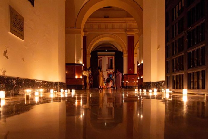 Imagen nocturna de la iglesia parroquial de El Coronil