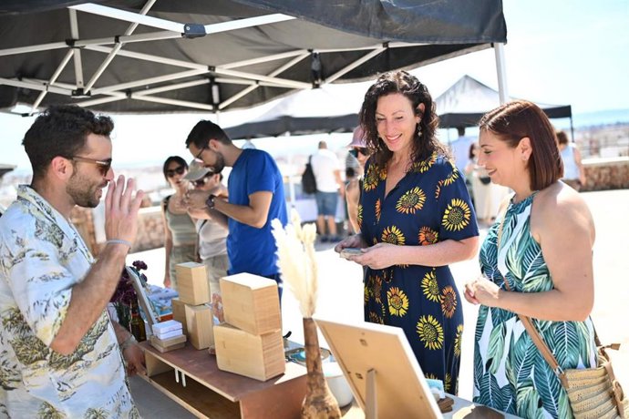 María del Mar Vázquez en el Cerro de San Cristóbal visitando el 'Sunny Market'.