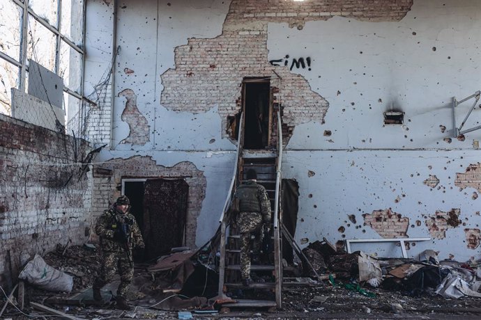 Archivo - Unos soldados ucranianos se dirigen a su posición en la línea del frente en un pueblo cercano a la línea de contacto, a 15 de febrero de 2022, en Marinka, Oblast de Donetsk (Ucrania). Casi 8 años después del comienzo de la guerra del Donbass (20