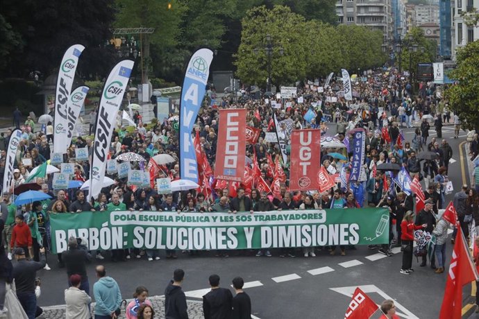 Manifestación por la educación pública de calidad organizada por los sindicatos de enseñanza (ANPE, CCOO, Suatea, UGT, Csif) este domingo en Oviedo.