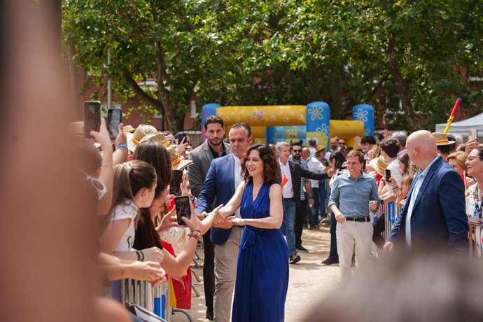 La presidenta de la Comunidad de Madrid, Isabel Díaz Ayuso, a su llegada al acto en el que el Partido Popular hace balance de la gestión del Gobierno de la Comunidad de Madrid en el ecuador de legislatura, en el parque de Berlín, a 1 de junio de 2025, en 