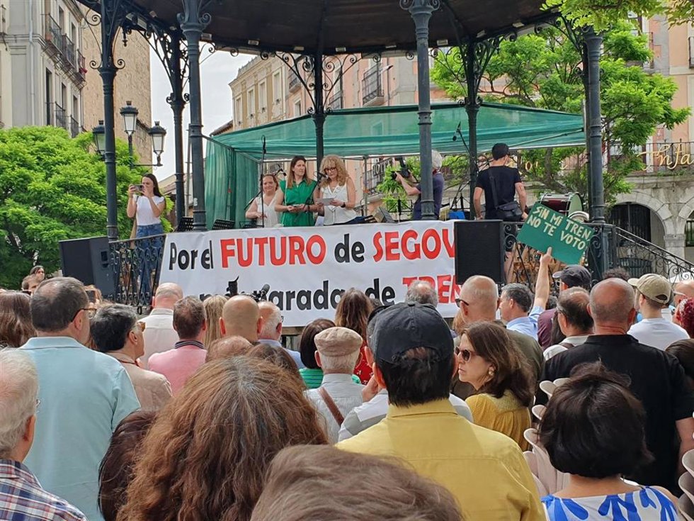 Concentración convocada por la Asociación de Usuarios del AVE en Segovia contra la supresión de paradas de tren.