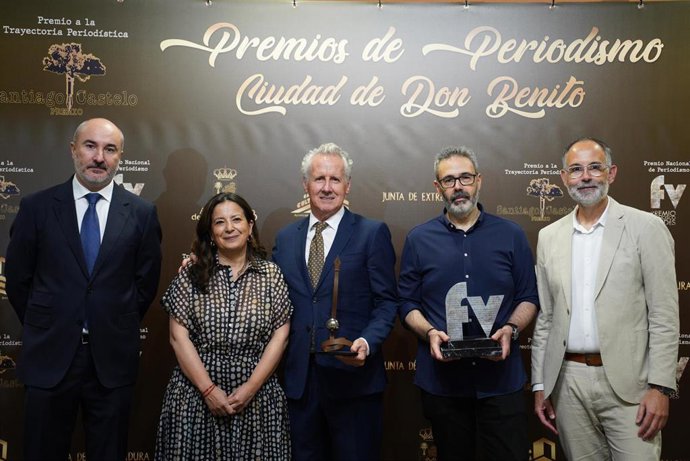 Lorenzo Milá y Luis Miguel Fuentes reciben el Premio Santiago Castelo a la Trayectoria Periodística y el Premio de Periodismo Francisco Valdés, respectivamente, en la I Gala de los Premios de Periodismo 'Ciudad de Don Benito'