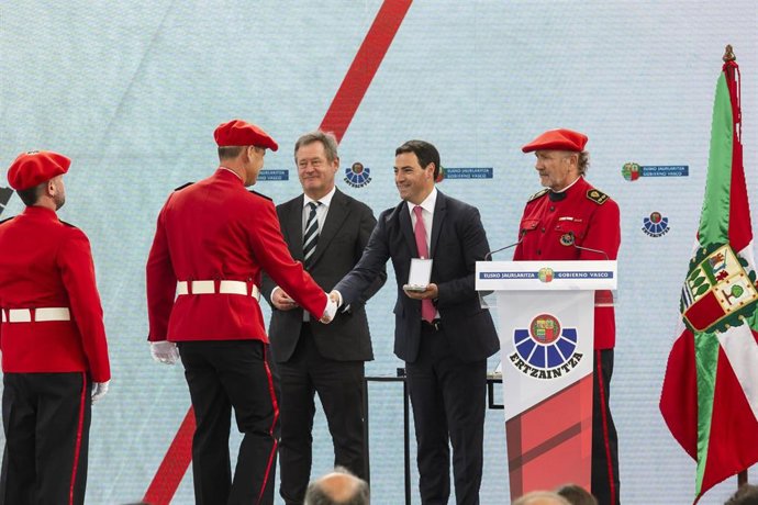 Acto de condecoración a ertzainas en Arkaute (Vitoria)