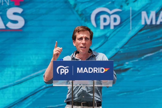 El alcalde de Madrid, José Luis Martínez-Almeida, interviene durante el acto en el que el Partido Popular hace balance de la gestión del Gobierno de la Comunidad de Madrid en el ecuador de legislatura