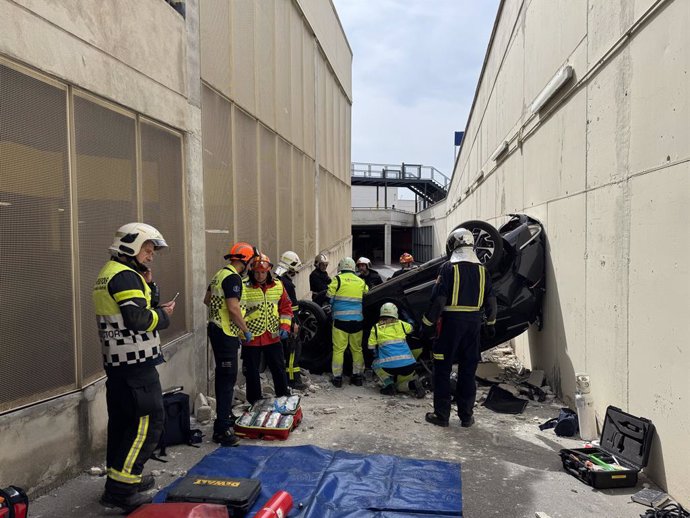 Bomberos de la Comunidad de Madrid y Summa 112 en el rescate de una mujer en una centro comercial de Majadahonda