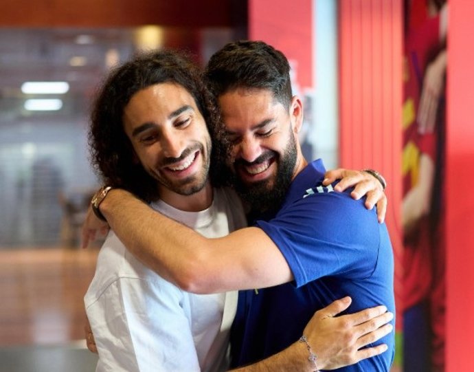 Marc Cucurella e Isco Alarcón participam do acampamento de treinamento da equipe nacional