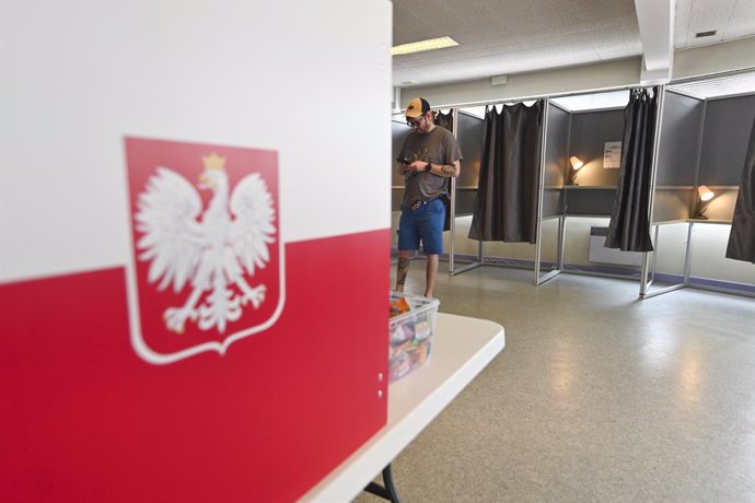 June 1, 2025, Clermont-Ferrand, Auvergne Rhone Alpes, France: France, Clermont-Ferrand, June 1, 2025. Poles in Clermont-Ferrand, Auvergne, central France, vote at a polling station, on Sunday June 1, 2025, for the second round of Poland's presidential ele