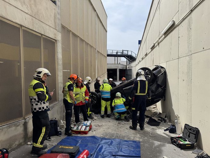 Bombeiros da Comunidade de Madri e Summa 112 no resgate de uma mulher em um shopping center em Majadahonda