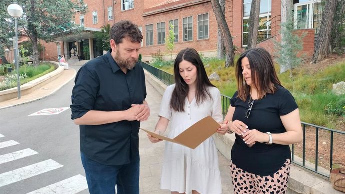 La diputada del PSOE Alba Sánchez, en el centro, junto a la diputada provincial Ana Cristina Lahoz y el portavoz del PSOE en el Ayuntamiento de Teruel José Guillén, frente al hospital de Teruel este domingo.