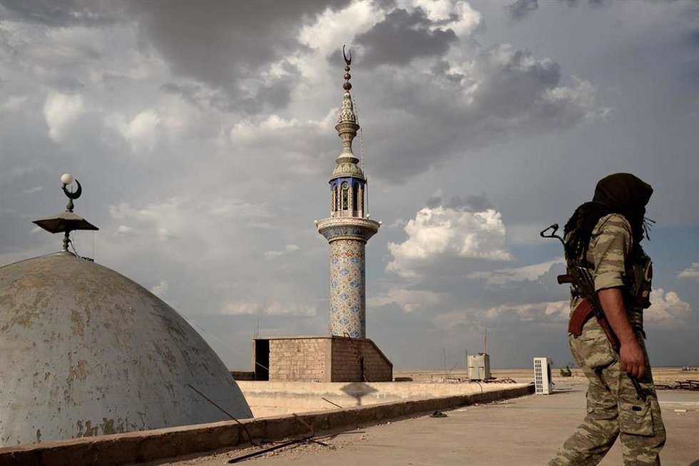 Archivo - Imagen de archivo de un combatiente kurdo en Siria 