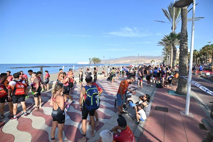 Rubén Vela y Julie Balcarova ganan el 18º Triatlón Ciudad de Almería-Jairo Ruiz, con 250 participantes