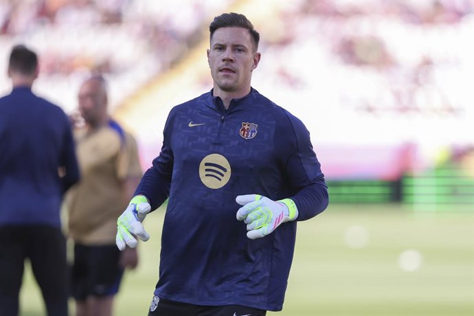 Marc-Andre ter Stegen, do FC Barcelona, observa durante a partida de futebol do Campeonato Espanhol, La Liga EA Sports, disputada entre FC Barcelona e Villarreal CF no Estadi Olimpic Lluis Companys em 18 de maio de 2025 em Barcelona, Espanha.