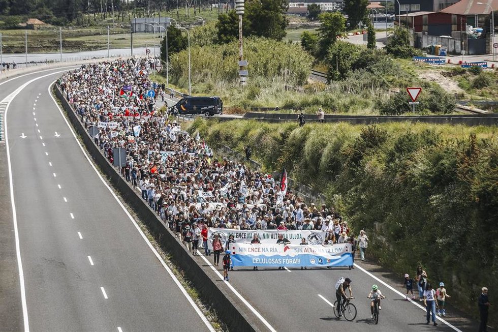 Cientos de personas durante una nueva protesta contra Altri, a 1 de junio de 2025, en Pontevedra, Galicia (España). 