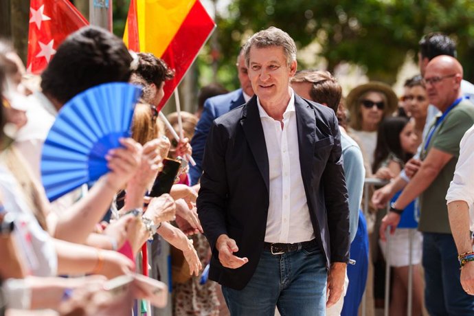 O Presidente do Partido Popular, Alberto Núñez Feijóo, em sua chegada ao evento em que o Partido Popular faz um balanço da gestão do Governo da Comunidade de Madri na metade da legislatura, no Parque de Berlim, em 1º de junho de 2025, em Madri.