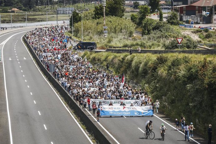 Centos de persoas durante unha nova protesta contra Altri, a 1 de xuño de 2025, en Pontevedra, Galicia (España). 