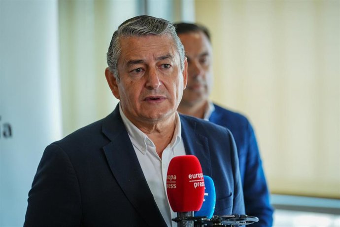 El consejero de la Presidencia, Interior, Diálogo Social y Simplificación Administrativa, Antonio Sanz atiende a los medios de comunicación. A 30 de mayo de 2025 en Sevilla Andalucía (España). 