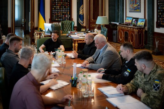 O presidente ucraniano Voldimir Zelenski em uma reunião com sua liderança de segurança.
