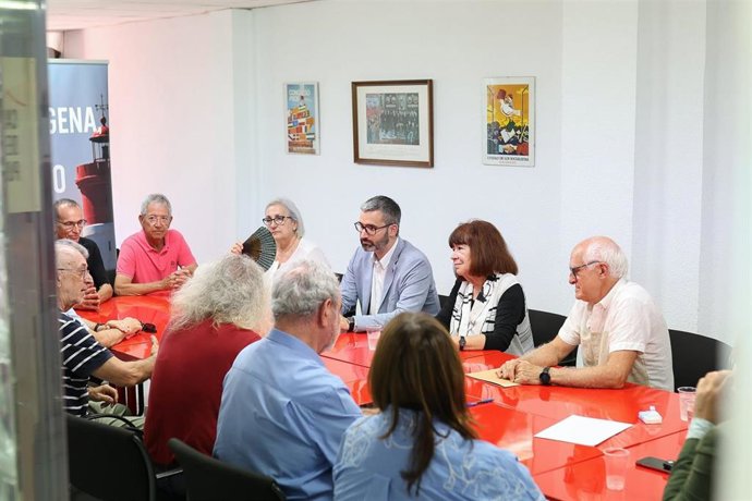 La presidenta del PSOE, Cristina Narbona, y el secretario general del PSRM-PSOE, Francisco Lucas, se han reunido en Cartagena con representantes de los vecinos y vecinas de Portmán